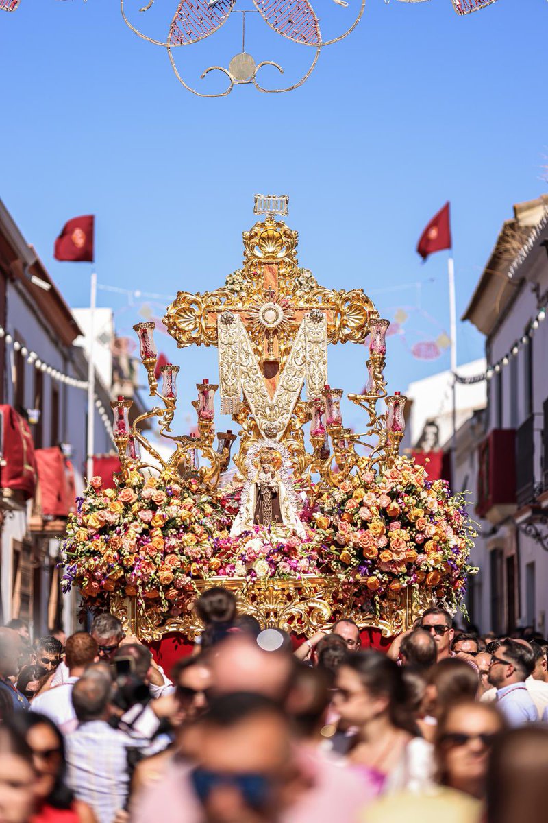 CruzdeAbajo_'s tweet photo. Quiérela con todo el alma que ella te protegerá 
para que el año que viene puedas volverla a llevar ❤️

Entra la Santísima Vera Cruz de Abajo.

📸 @daaniel_valencia 

#DePaternaLoMasGrande https://t.co/6bCQjCZWlf