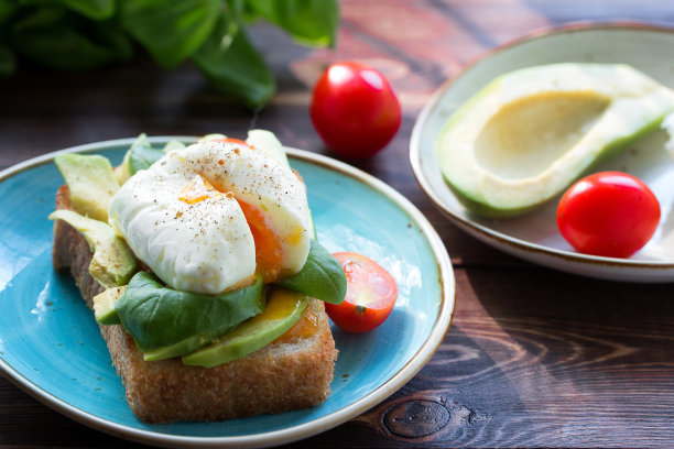 cottf518074's tweet photo. [A quick, cozy lunch: homemade tomato toast with a sprinkle of fresh basil—perfect for a busy workday!]， https://t.co/tSImpmrgrW