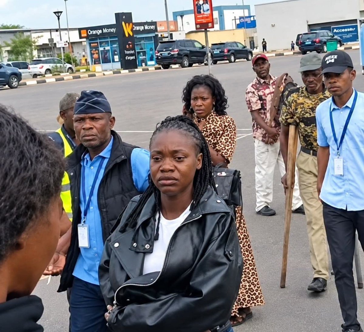 ShakoLotanga's tweet photo. #INSOLITE _À l’aéroport de #Ndjili 🇨🇩

Une jeune fille a refusé de voyager en Europe parce que son père s’opposait à ce que son petit ami l’accompagne à l'aéroport.

Le petit ami avait suivi la jeune fille jusqu’à l’aéroport, mais une fois sur place, le père l’a chassé. Cette décision a provoqué la colère de la fille, qui a déclaré : Puisque tu as chassé mon petit ami, je ne voyage plus...😂