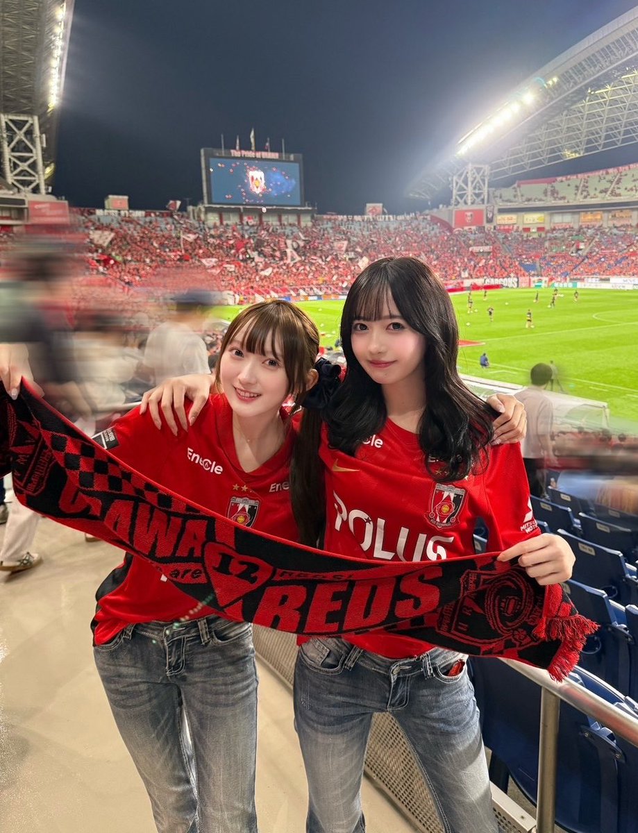 nono_chuucute's tweet photo. 今日は初めて浦和レッズの試合を観に行ってきました♦️

レッズサポーターの応援が想像の何倍も凄くて✨📣
熱気に圧倒されっぱなしの特別な時間でした˖ ࣪⊹

メンバーのはるっちとも写真撮れた📸
アイドルじゃない姿も新鮮でかっこよかった❤️
熱量に感動…勝ち試合みるまで通います✨

 #浦和レッズ https://t.co/RSfXiU3J9F