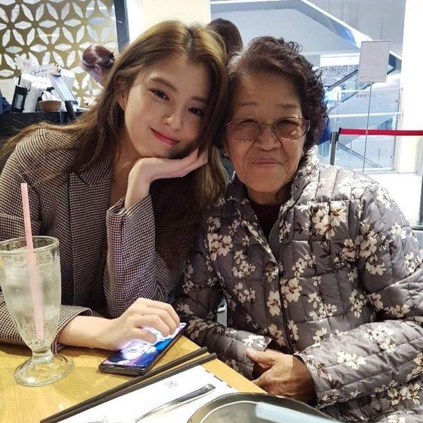HanSohee_xx's tweet photo. พี่โซฮีเคยเขียนถึงคุณยายว่า “คุณยายผู้ที่เป็นทุกอย่างของฉัน โทรศัพท์ดังแป๊ปๆ ก็กลัวว่าฉันจะตื่นก็รีบไปปิดโทรศัพท์  บอกรักฉันตอนคุยสายตลอด บอกฉันว่าอย่าลืมกินข้าว คำพูดเหล่านี้ทำให้ร้องไห้ในห้องน้ำอย่างปวดใจมาก แล้วมันทำให้ฉันสามารถใช้ชีวิตในวันพรุ่งนี้ได้ต่อไปได้“

พี่โซฮีเคยเอาแชทที่คุยกับคุณยายลงไอจี ตั้งชื่อคุณยายว่า “ทั้งหมดในชีวิตของฉัน”
โซฮี: วันนี้ตอนสุดท้ายแล้วนะ บอกลานาบีหน่อยสิคะ
คุณยาย: นาบี เธอทำได้ดีมาก ต้องดูนาบีแล้วเพราะจะไม่ได้เห็น อย่าร้องไห้ รักนาบีนะ รักนาบีตลอดไปจนตาย
โซฮี: 555 หนูก็รักยายนะคะ