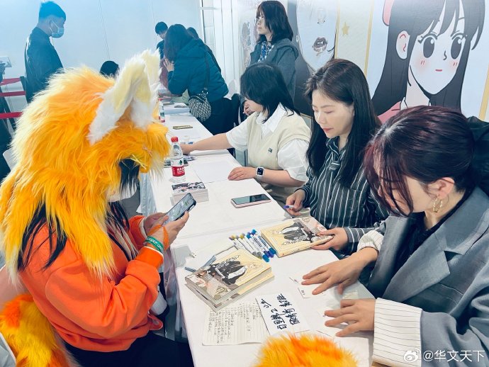 airet126467's tweet photo. Just hit the comic con jackpot  Met my favorite voice actor, snagged limited-edition merch, and already counting the days till next year! #ComicCon #GeekOut， https://t.co/Ny3jDF4IJh