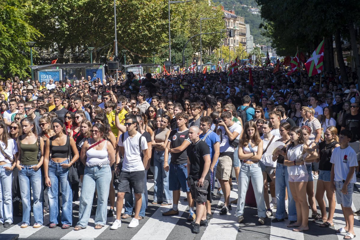 ArnaldoOtegi's tweet photo. Euskal Herriko gazteria abertzale, antifaxista, independentista eta ezkertiarraren indar erakustaldia Donostiako kaleetan.

Faxismoari ez! Irabaztera!
Gora Euskal Herria askatuta! ✊ https://t.co/xfo32jMrse