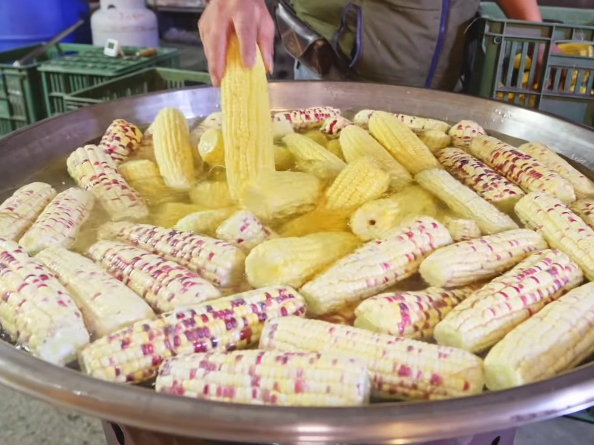 owlpm769218's tweet photo. Craving late-night street vibes Grilled corn slathered with spicy mayo and chili flakes—pure street food magic right here! ， https://t.co/wa3VpNSUTA