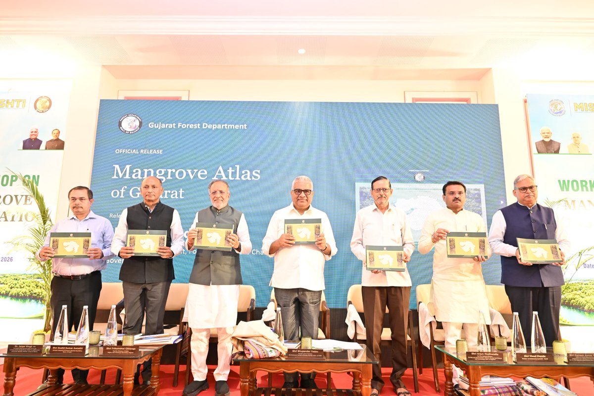 EnvironmentPib's tweet photo. Union Environment Minister Shri @byadavbjp presides over Workshop on Mangrove Conservation in Bhuj; Releases Key Mangrove Publications, Reviews #MISHTI Progress and Launches Mangrove GIS (MGIS) Portal for Decision Support.

📝
https://t.co/vbB6iDIaVM https://t.co/Ow4TqHukpq