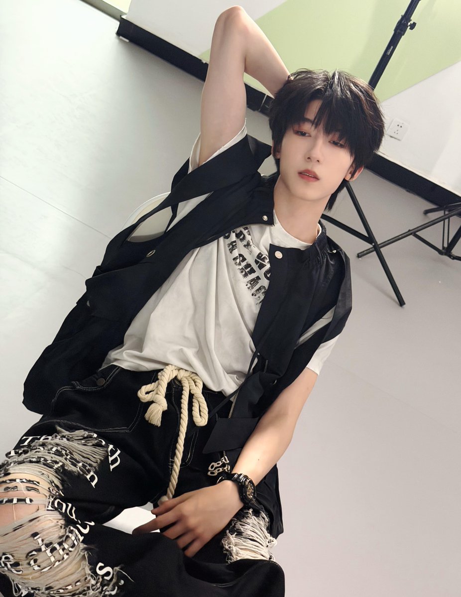 yudongcoli's tweet photo. Yang Bowen is fully clothed and completely naked, showing off his dick. https://t.co/1Oz0ndM72I