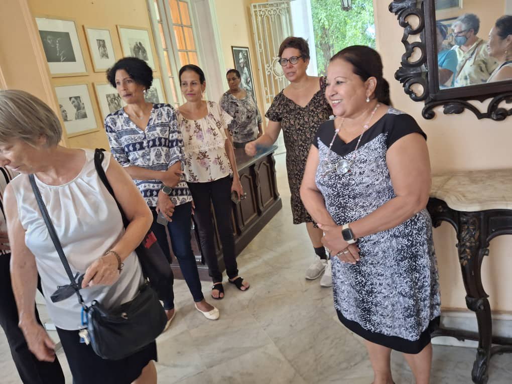 TeresaBoue's tweet photo. Recibimos a la delegación de US Woman Colaboration en la sede de la #FMC. Amigas que desde EEUU, denuncian el criminal bloqueo contra #Cuba, su visita demuestra que #CubaNoEstáSola y que las mujeres unidas Venceremos! 
#MujeresEnRevolución https://t.co/K0C17wk5cC