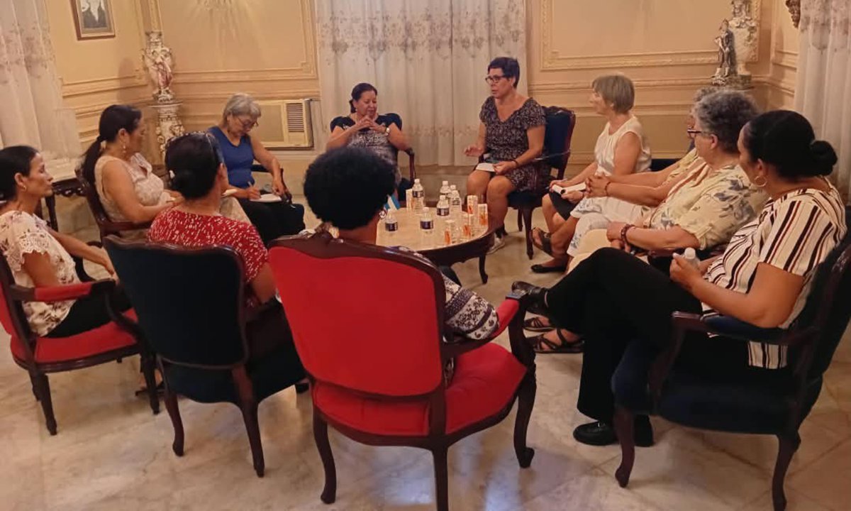 TeresaBoue's tweet photo. Recibimos a la delegación de US Woman Colaboration en la sede de la #FMC. Amigas que desde EEUU, denuncian el criminal bloqueo contra #Cuba, su visita demuestra que #CubaNoEstáSola y que las mujeres unidas Venceremos! 
#MujeresEnRevolución https://t.co/K0C17wk5cC