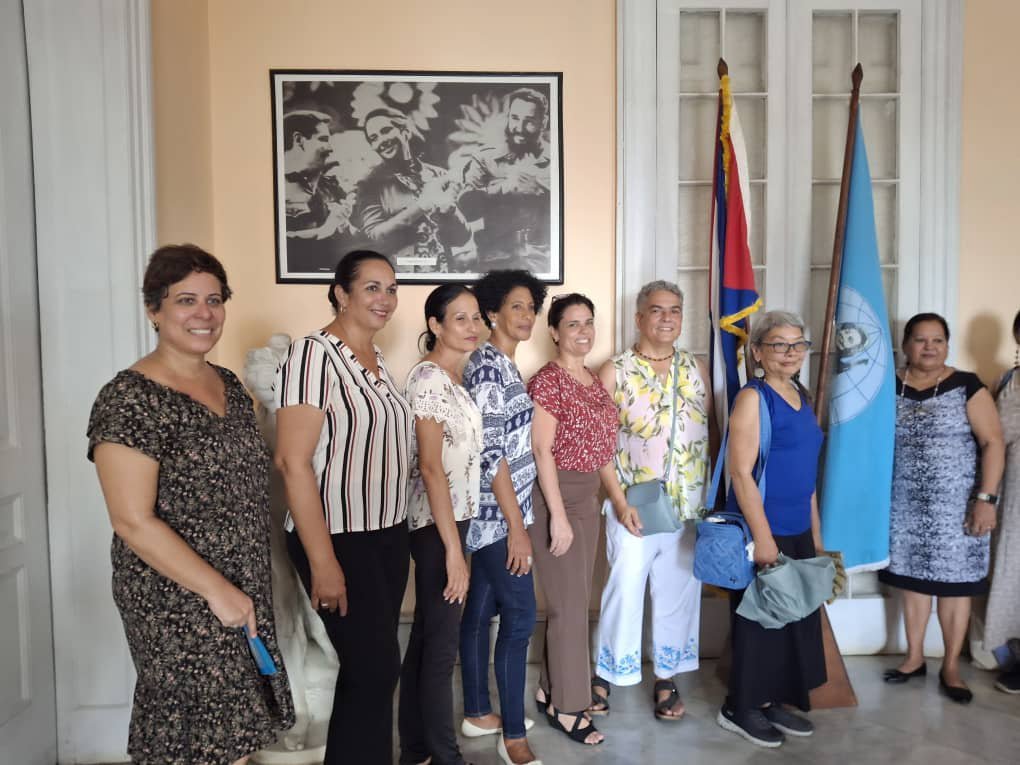 TeresaBoue's tweet photo. Recibimos a la delegación de US Woman Colaboration en la sede de la #FMC. Amigas que desde EEUU, denuncian el criminal bloqueo contra #Cuba, su visita demuestra que #CubaNoEstáSola y que las mujeres unidas Venceremos! 
#MujeresEnRevolución https://t.co/K0C17wk5cC