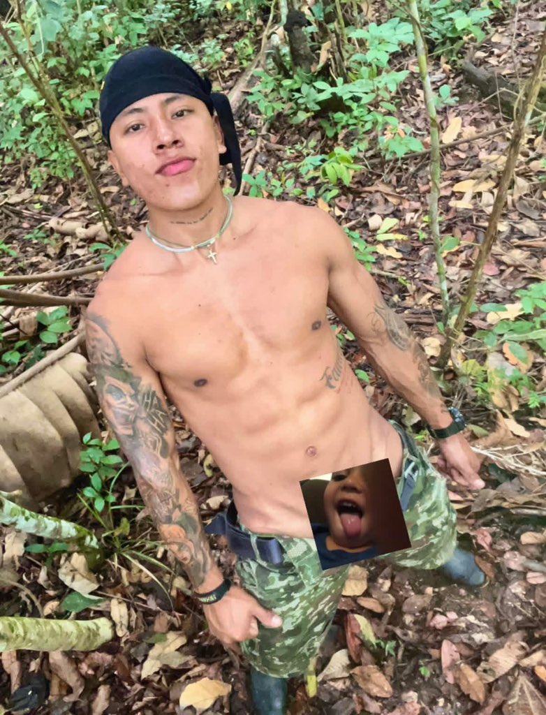 Jhoanap98's tweet photo. ACTIVOS O PASIVOS. Alguien tiene contenido de este militar🥵🥵🤤 https://t.co/njC4Mb8N3b