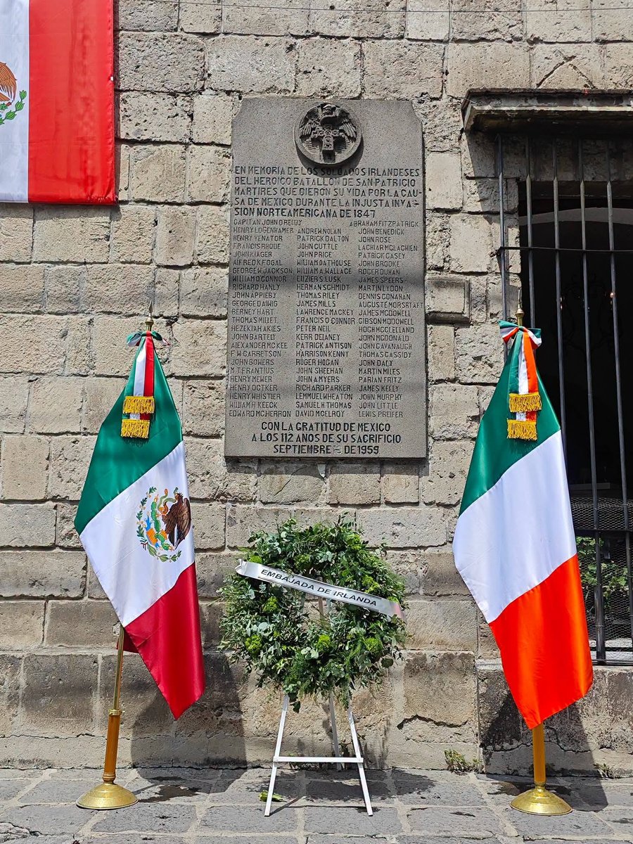 LizbethCaro07's tweet photo. En merecido reconocimiento a estos bravos irlandeses,  placa en su memoria en la plaza de San Jacinto en San Ángel.
Saint Patrick's Battalion. https://t.co/6VWzsOFeZ0