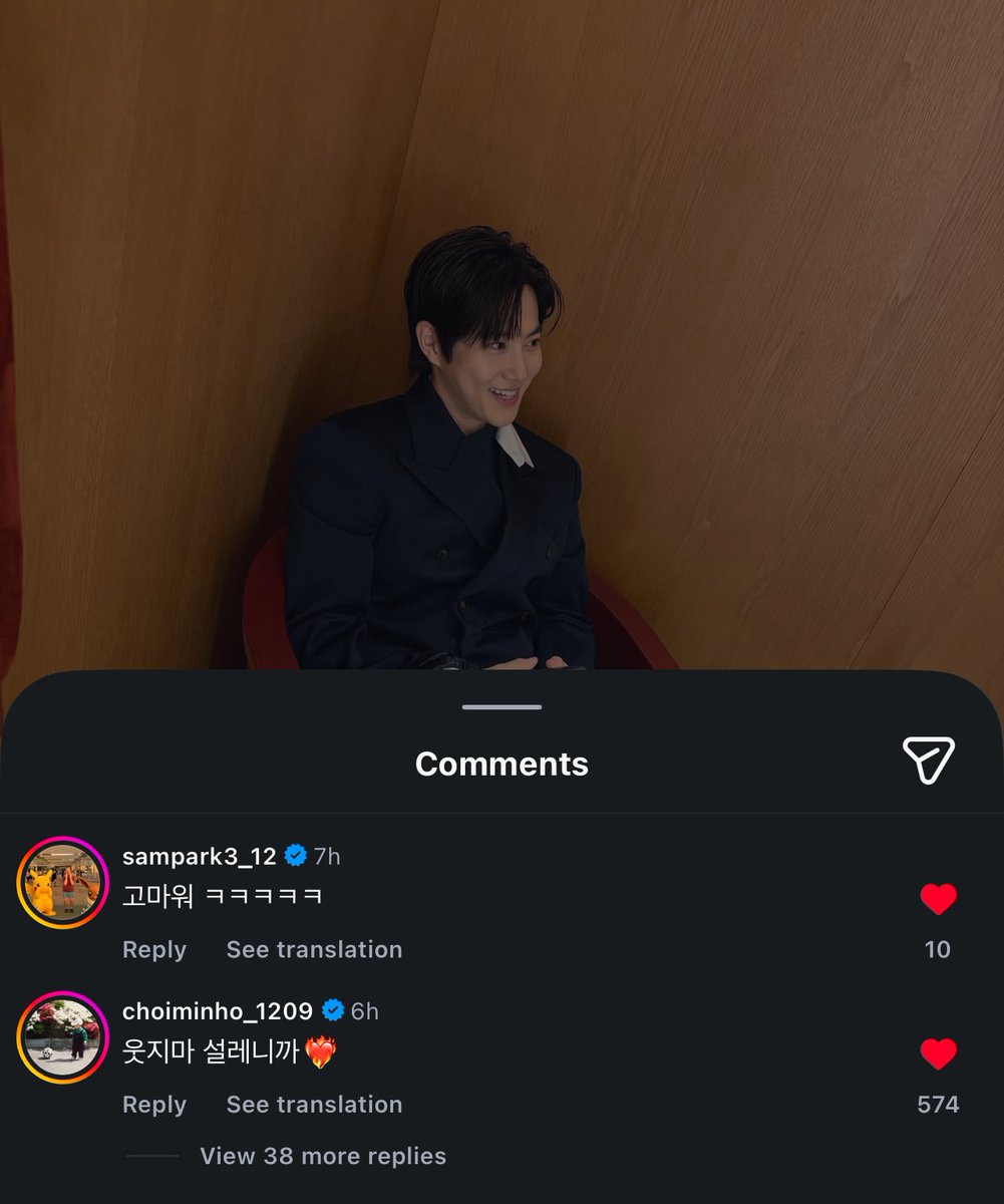 TheKJM_Base's tweet photo. [260913]

Professor Kim, Byun Yohan, Suho Band Junseob+Jiwon, Teacher Sam, Park Jongjin, Chae Jonghyup, Park Moongchi, and SHINee Minho liked/commented on #SUHO’s instagram post 

👨‍🏫: Thank youㅋㅋㅋㅋㅋ
🔥: Stop smiling, it’s making my heart flutter❤️‍🔥

#수호 #준면 #金俊勉 #スホ https://t.co/yEbI40tZGC
