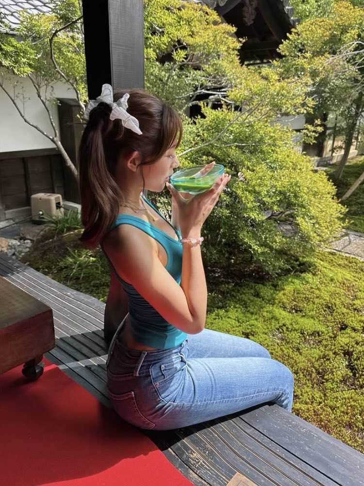 uraaka4457's tweet photo. 姿勢スタイルが良すぎる！
#デニム女子
#美脚女子
#aoichan https://t.co/4wyC108Yxv