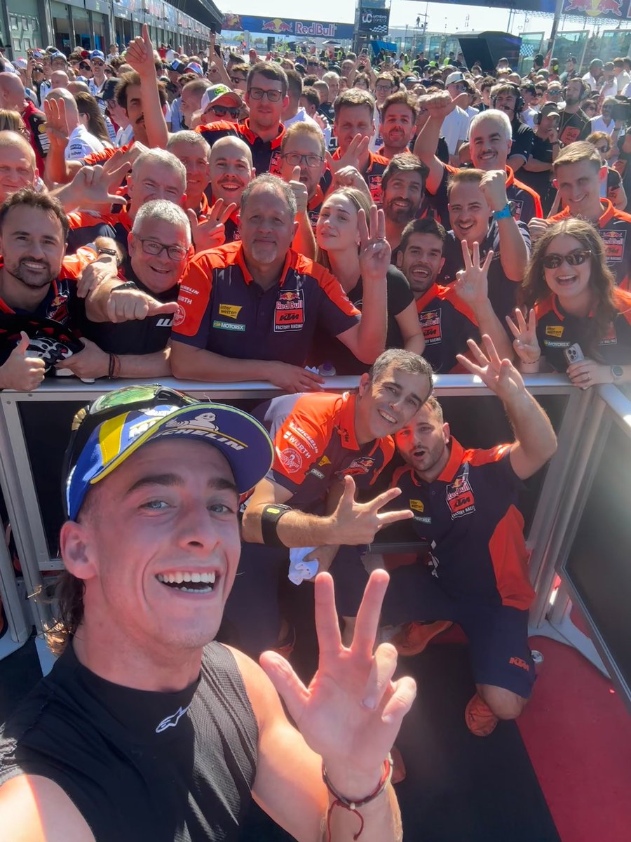 37_pedroacosta's tweet photo. P🥉 selfieeee @KTM_Racing ✌🏻 https://t.co/N8fZSKycNL