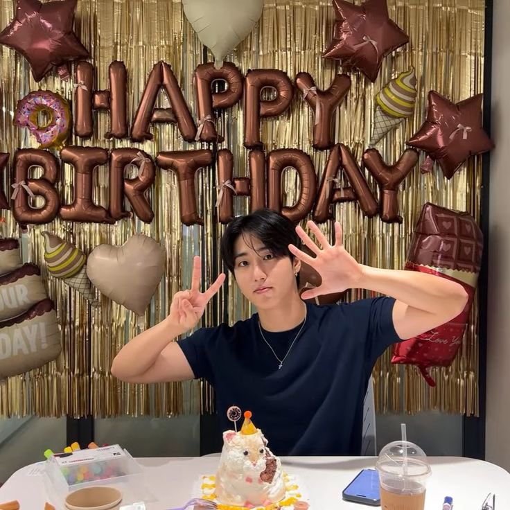 skzpopbase's tweet photo. Happy Birthday to our talented ACE, music prodigy and legendary rockstar, Han Jisung!

Thank you for gifting us with your sentiments turned into beautiful songs and for bringing us joy with your witty and unique personality. I wish you endless happiness, may your dreams always find their way to you🤎

HAN A STAR LIKE NO OTHER
#한이의_유성우가_내리는_날 
#HANWrittenWithLove
#HappyHANDay
