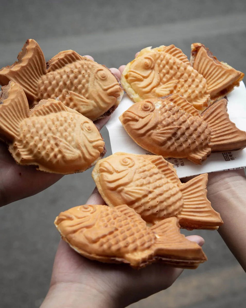 EneidaBene2z's tweet photo. Tucked away in a cozy corner, today I’m digging into fluffy Japanese taiyaki stuffed with warm red bean paste—pure comfort in crispy fish-shaped pastry!， https://t.co/g9wGGxL8D6