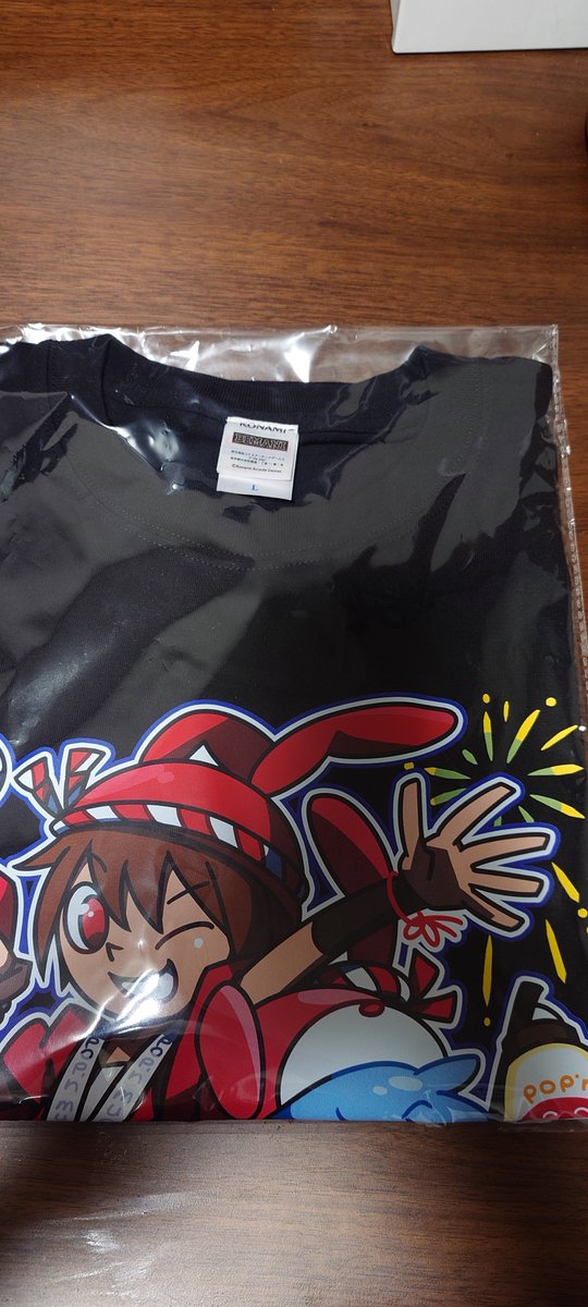 minoiru's tweet photo. 無事BEMANI DAISUKIのポップンTシャツ交換
アクリルクロックとかなり悩んだけどモードのe-パス終わってたのでＴシャツに
ホロライブのeパスも4枚分終了

物理報酬あるのやっぱり最高だな
売るつもりはないんだけど、「売ったら」って計算をすると相当オトクにプレイできてしまう https://t.co/MdPkSsBi6p