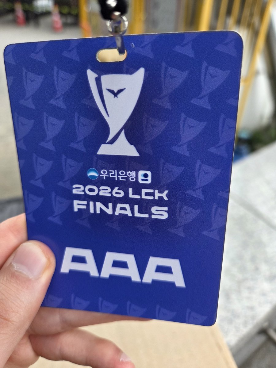 chosikmonster's tweet photo. 토요일부터 LCK 결승전 중계 준비 도와준 결과 바람막이 겟또 https://t.co/w0XONWJOZV