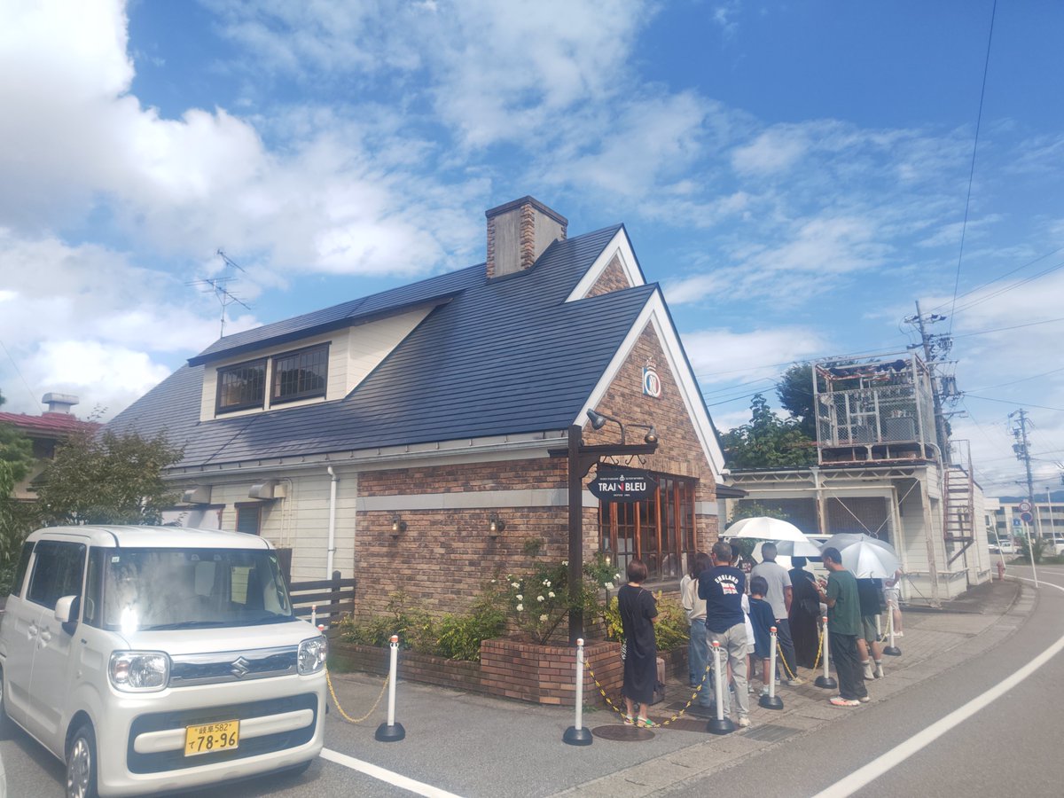 ffst_mk2's tweet photo. つい���日たまたまテレビでやってた有名なパン屋に寄れた
あっちぃ中並んだけど、マスカットのデニッシュ美味すぎ問題やったわ https://t.co/LwQmNlGr6B