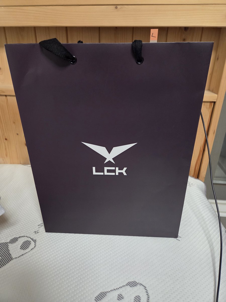chosikmonster's tweet photo. 토요일부터 LCK 결승전 중계 준비 도와준 결과 바람막이 겟또 https://t.co/w0XONWJOZV