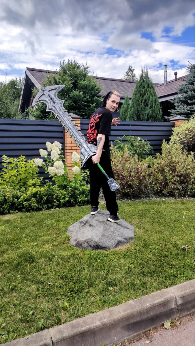 NineTikeMus's tweet photo. “Demon Slayer”🗡👹 
Or some other work where the hero fights monsters with a big sword — whatever comes to mind 😃😊

#anime #anime #sword #actor #demonslayer #warrior #animator #weapon #slayer #woweffect https://t.co/H1QQRfQq3H