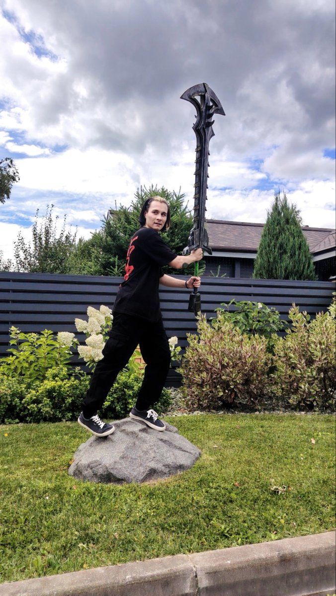 NineTikeMus's tweet photo. “Demon Slayer”🗡👹 
Or some other work where the hero fights monsters with a big sword — whatever comes to mind 😃😊

#anime #anime #sword #actor #demonslayer #warrior #animator #weapon #slayer #woweffect https://t.co/H1QQRfQq3H