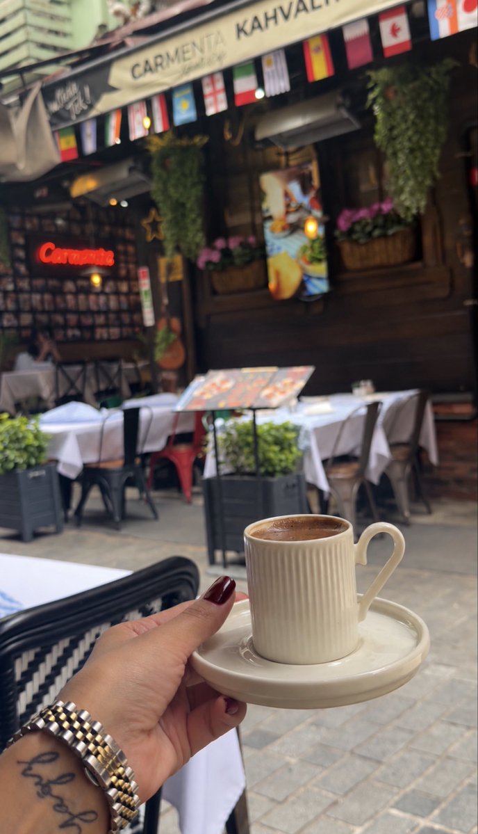 nenvarkuzum90's tweet photo. Şehrin kalabalığında kendime sessiz bir köşe. ☕️ https://t.co/5Rl4K9LCTn