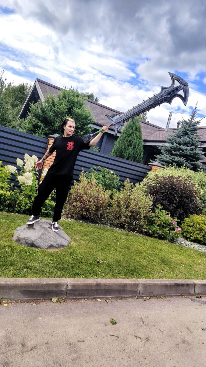 NineTikeMus's tweet photo. “Demon Slayer”🗡👹 
Or some other work where the hero fights monsters with a big sword — whatever comes to mind 😃😊

#anime #anime #sword #actor #demonslayer #warrior #animator #weapon #slayer #woweffect https://t.co/H1QQRfQq3H