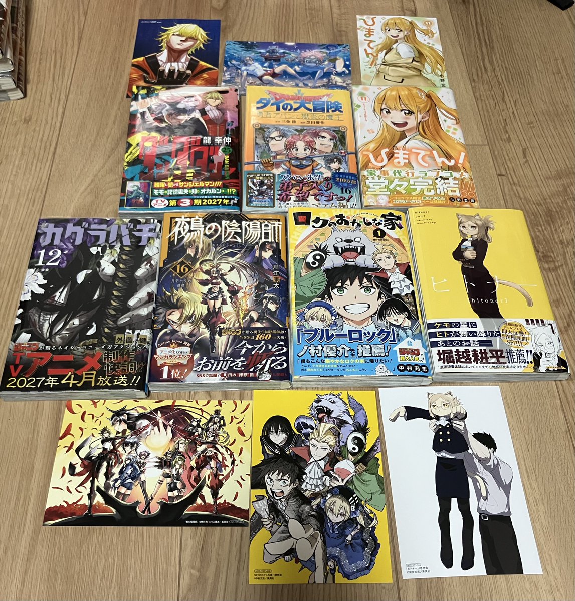 jiro_StU's tweet photo. 今月のジャンプコミックス。
特典無しのカグラバチ以外、全部特典付きで買えて良かった！
ヒトナー、ロクのおかしな家は店頭だと即完売だったみたい。
#今日買った漫画 https://t.co/RrdcDMKVFg