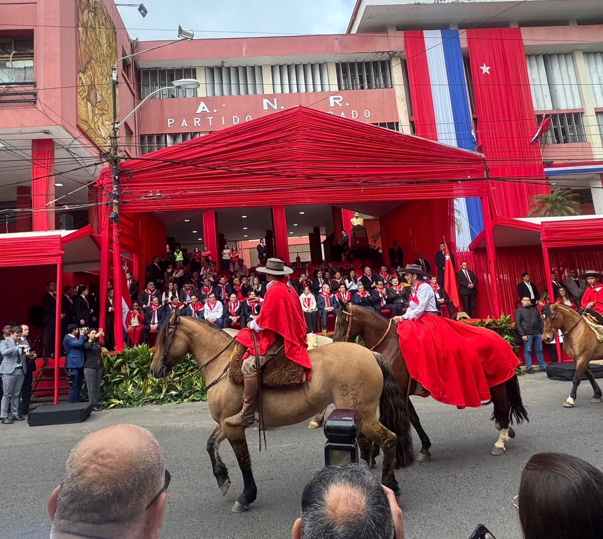 gsergiop1's tweet photo. 🇵🇾 AsuncionPy: Brillante desfíle de la @CaballeríaRpcana🚩!!
Actividad Tradicional de la ANRpcana Presidida por @HoracioCartesPdte🚩 !! https://t.co/HVyRDsNiSg