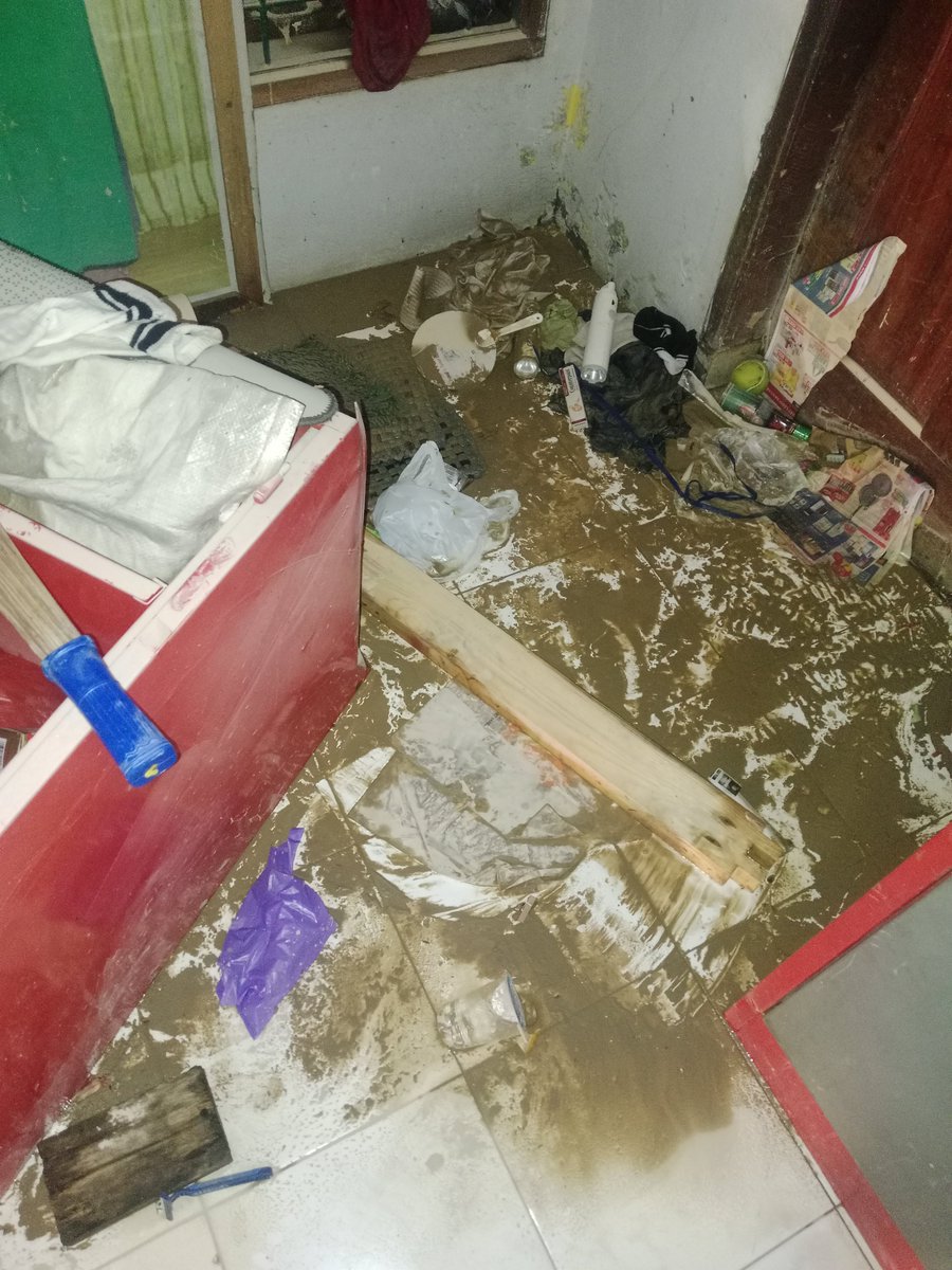 sakuinmypocket's tweet photo. Kalau yg baca aja ga nyaman, apalagi korban yg ngerasain..

pernah gasih bayangin gmn rasanya tidur di lantai rumah beralas sajadah karena semua kasur kena banjir, air mati 4 hari, bahkan gue sempet lost contact sama keluarga karena di Medan gaada sinyal pas banjir ini🥲 https://t.co/K12c3RRBHn