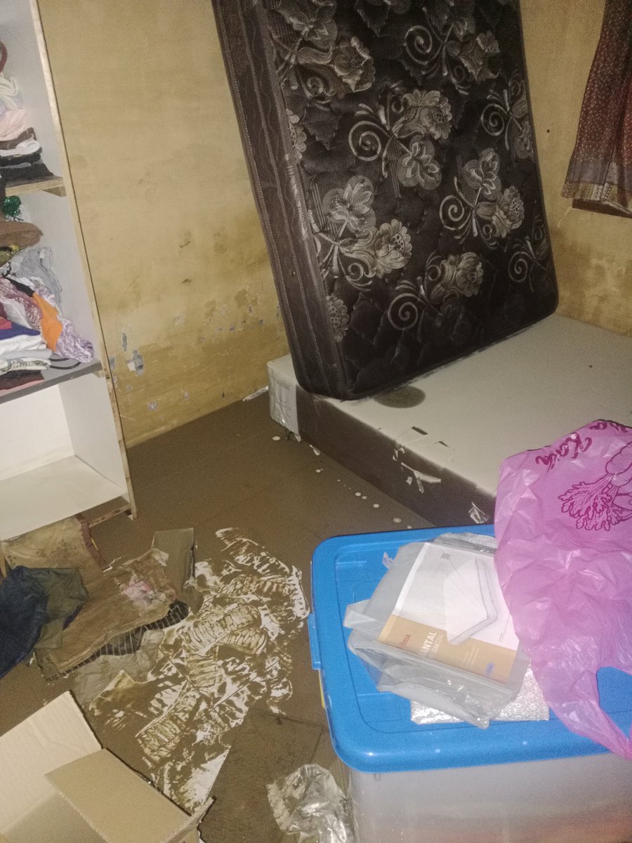 sakuinmypocket's tweet photo. Kalau yg baca aja ga nyaman, apalagi korban yg ngerasain..

pernah gasih bayangin gmn rasanya tidur di lantai rumah beralas sajadah karena semua kasur kena banjir, air mati 4 hari, bahkan gue sempet lost contact sama keluarga karena di Medan gaada sinyal pas banjir ini🥲 https://t.co/K12c3RRBHn