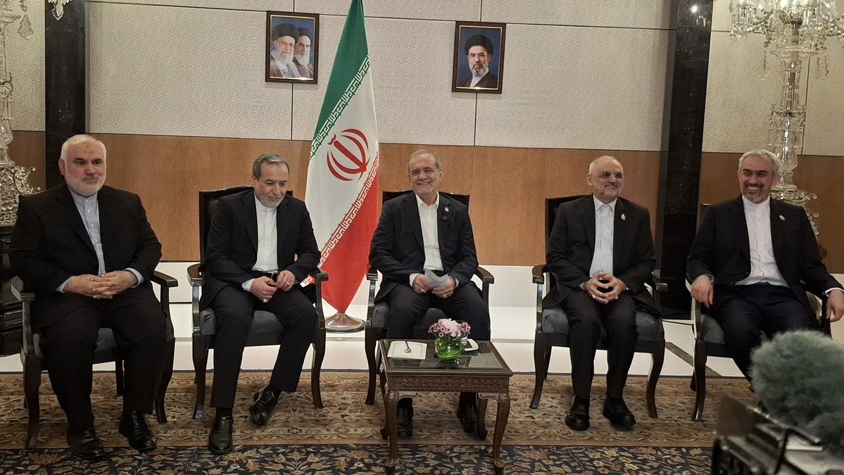 sidhant's tweet photo. Breaking

Iran President Pezeshkian after concluding his India visit. 

“We had a good conversation with the Crown Prince of Abu Dhabi, &amp; agreed to put the past behind us and look to the future" https://t.co/u5vThWkUDC