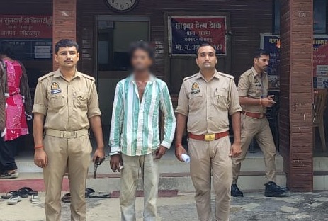 gorakhpurpolice's tweet photo. #gorakhpurpolice
#PoliceAction
➡️छिनैती का अपराध कारित करने के आरोप में अभियुक्त निक्कू उर्फ राहुल को #PsShahpur पुलिस द्वारा गिरफ्तार किया गया ।
#UPPolice
@dgpup @AdgGkr @adgzonegkr @diggorakhpur @AdlSPDKPuri https://t.co/7f9V48aQgd