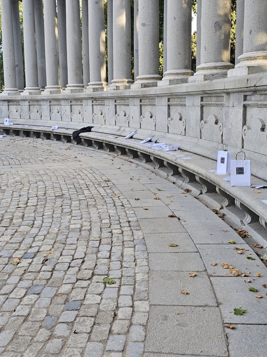 DanielSenda's tweet photo. El impacto medioambiental del desfile de moda que Silvia Fernández realizó en el #parquedeElRetiro es abrumador,así dejaron el monumento del Alfonso XII.Negocio redondo escenario público al servicio de un evento privado y que lo limpien los servicios de limpieza que pagamos todos https://t.co/xIgzsHvEpg
