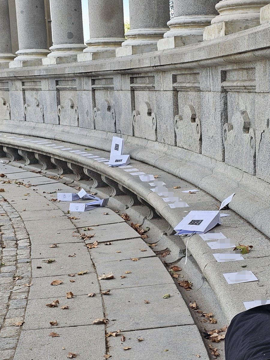 DanielSenda's tweet photo. El impacto medioambiental del desfile de moda que Silvia Fernández realizó en el #parquedeElRetiro es abrumador,así dejaron el monumento del Alfonso XII.Negocio redondo escenario público al servicio de un evento privado y que lo limpien los servicios de limpieza que pagamos todos https://t.co/xIgzsHvEpg