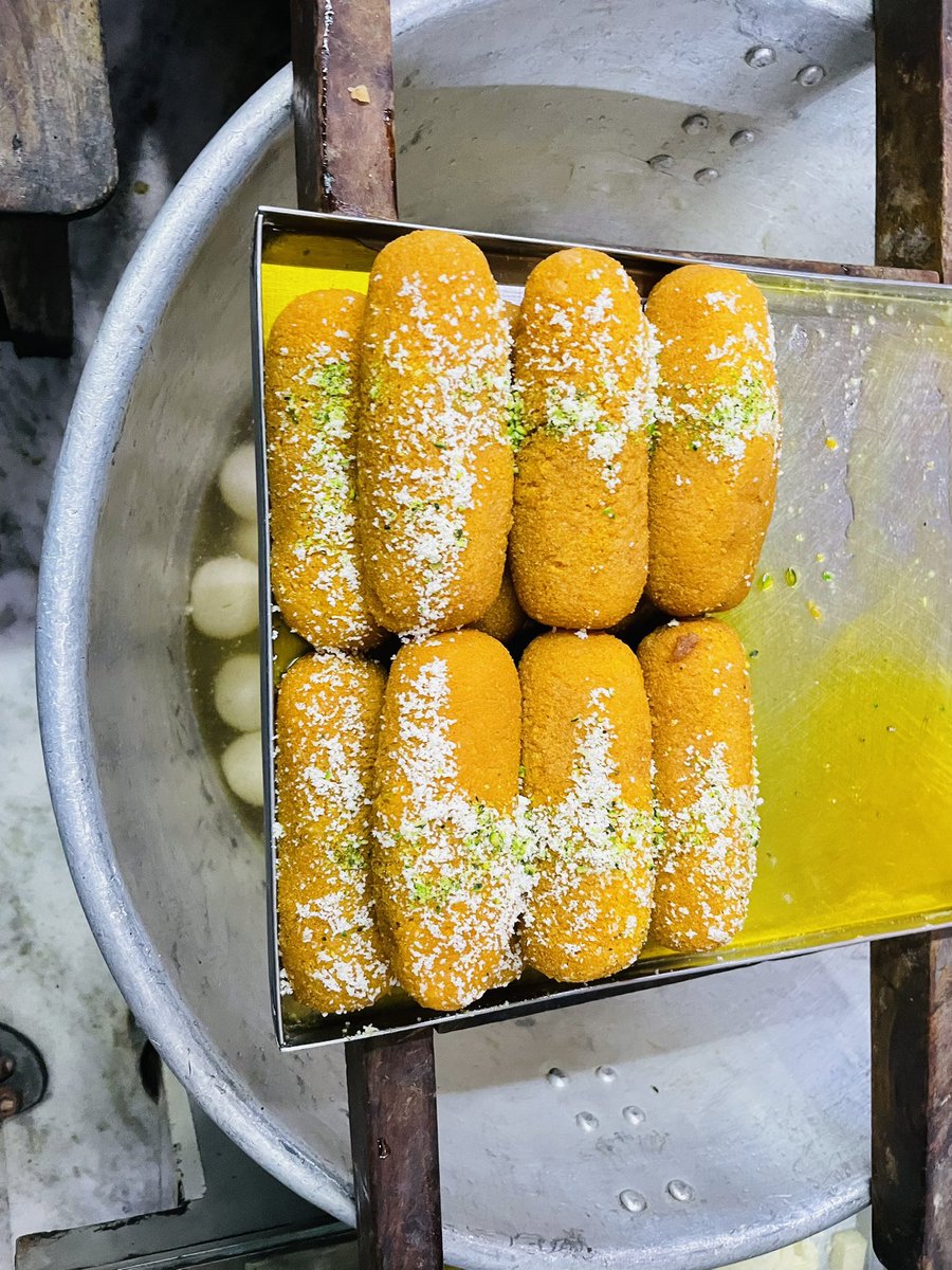 BONGPOSTMedia's tweet photo. Sweets of #Kolkata https://t.co/WvjvlYtSIT