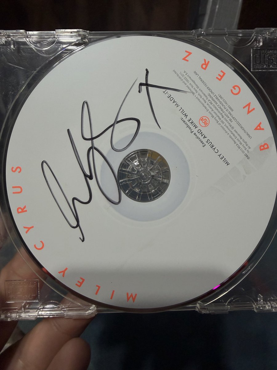 ImMatySuxxs's tweet photo. Hey! Would you think this Miley signature is real? #miley #signed #cd #bangerz #mileycyrus Let me know in the comments. https://t.co/OG572SmfdN