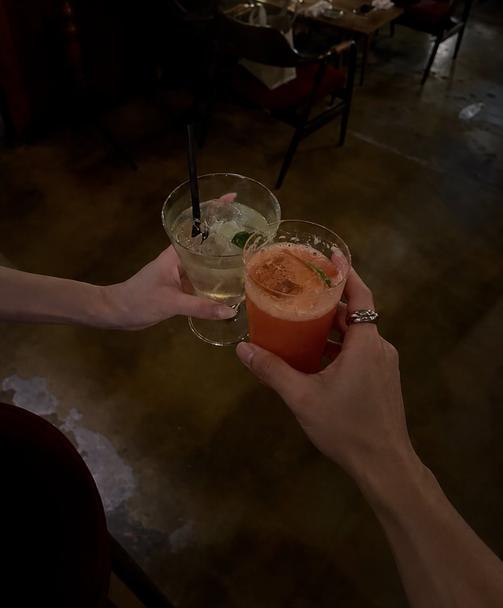 Yuuxfkmp3's tweet photo. 本当に甘えたい時や、寂しい夜に「寂しい」って言うのも、
会いたいときに「会いたい」って言うのも、簡単そうで意外と難しい。

だから、
「もっと甘えていいよ」って急かすんじゃなくて、

今日あったことを聞いたり、
何気ないやり取りを重ねながら、
少しずつ安心してもらえたらいい。

疲れてそうだったら、無理に元気にしなくていいよって、笑って受け止められるような人でいたい。

気づいたら、
頑張らずに素でいられる。

そんな関係が心地いいと思う。