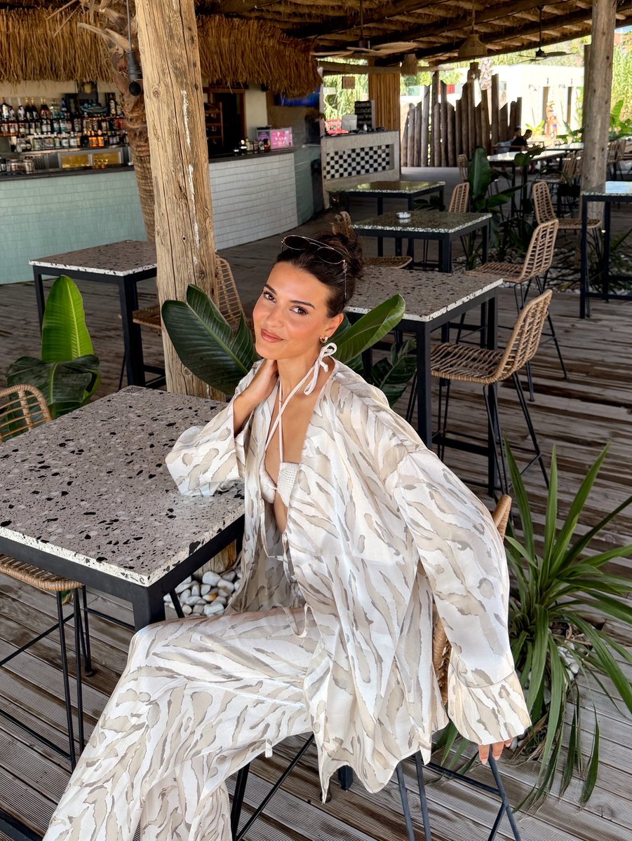 corinaaprilie06's tweet photo. True beauty doesn’t demand attention,it simply shines through naturalness and grace,An authentic presence is what truly brings life, color,and charm to an outfit,and #MahassineMerabet proves it with every single appearance🤍🌴☘️
@MahassineMrbt https://t.co/B9Vw9Y51XK