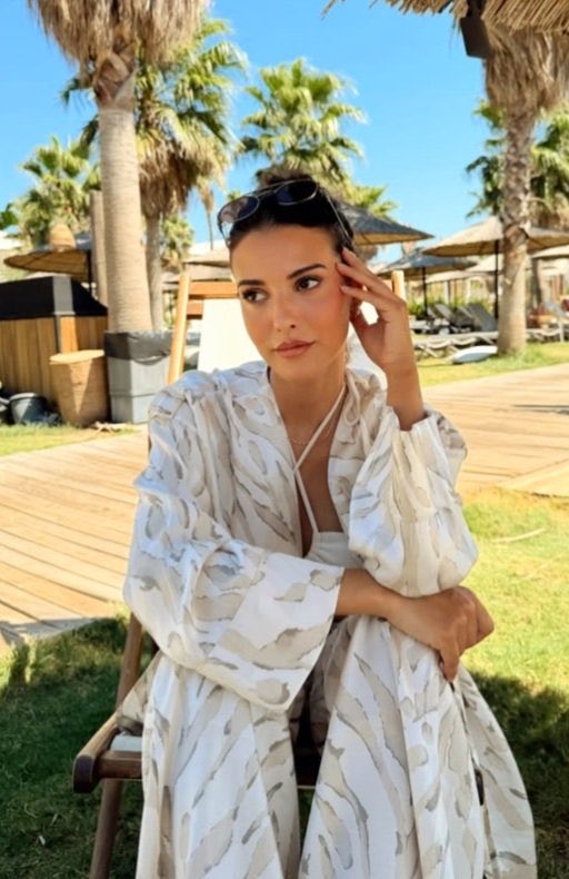 corinaaprilie06's tweet photo. True beauty doesn’t demand attention,it simply shines through naturalness and grace,An authentic presence is what truly brings life, color,and charm to an outfit,and #MahassineMerabet proves it with every single appearance🤍🌴☘️
@MahassineMrbt https://t.co/B9Vw9Y51XK