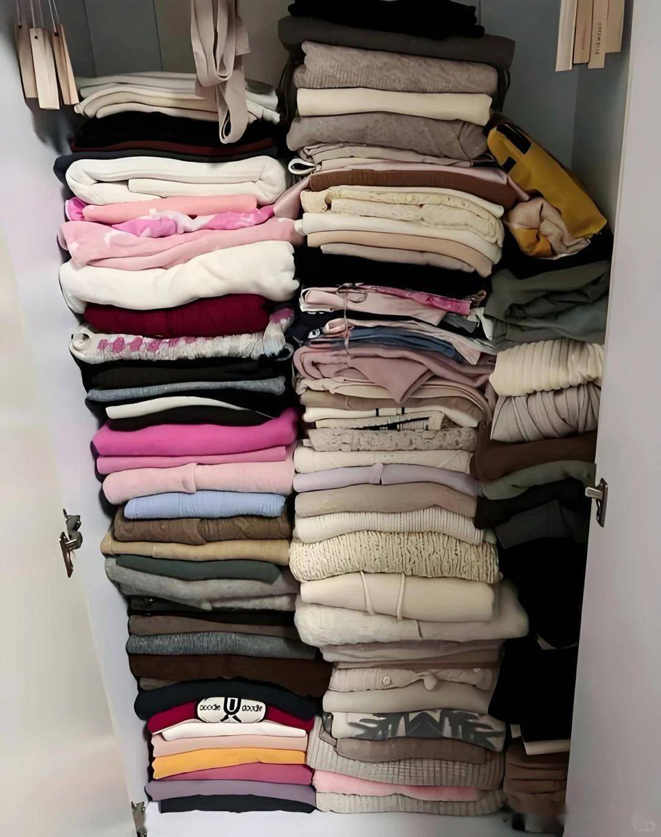 LanelleEbenv's tweet photo. Just finished folding all the fresh laundry and tucking it into the wardrobe—little wins that make the apartment feel so warm and lived-in. https://t.co/EY6CHzoCDk