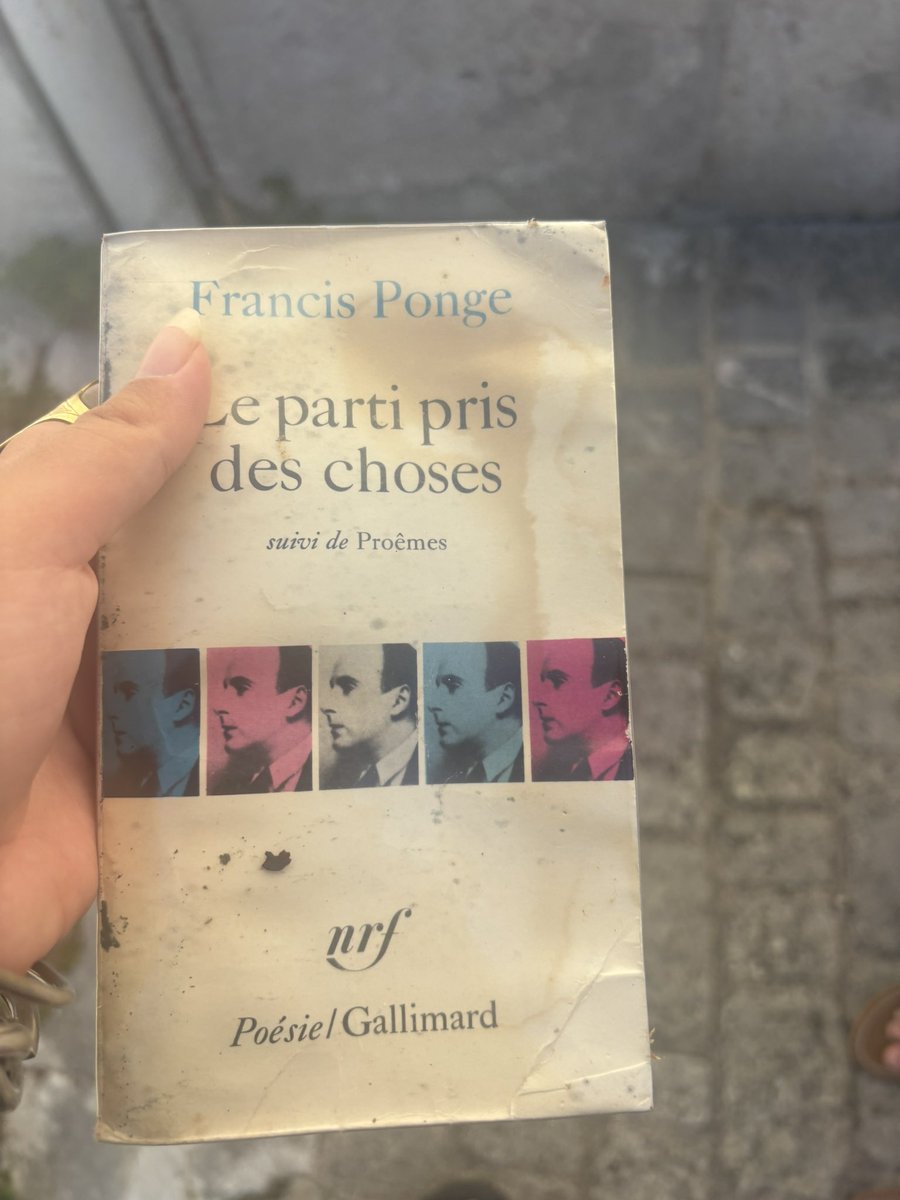 freakygyal971's tweet photo. j’ai prêté un livre à une amie elle me l’a rendu comme ça https://t.co/E2nLCp6lFk