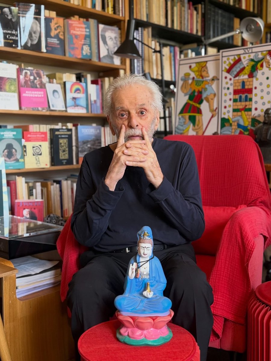alejodorowsky's tweet photo. Hoy es domingo, nuestro día de descanso. Me atrasé en enviarte estos mensajes porque me despierto tarde, pero me alegro de estar contigo.

1. La luna
en el lago
es agua.

2. No sé quién eres ni quién soy
pero conozco nuestra relación.

3. ¿Puede el santo ocultar 
sus testículos luminosos?

4. No sigas las huellas 
de fantasmas 
que tienen 
zapatos de plomo. 

5. Por buscar 
la satisfacción 
perdí la alegría.

6. Pez de las profundidades 
no conoces el éxtasis 
de la superficie.

7. Temblor ardiente 

Último rincón de la materia, es tuya la energía de la bestia.
Siente en la médula de tus huesos el aluvión de vida.
Siente dentro del cerebro batir el corazón formativo.
Como si estuvieras vivo, danza desnudo sembrando polen.
Como si estuvieras muerto, liberado de los tentáculos terrestres, ondula en un féretro de aire.
Arroja a la fosa común la angustia de perder,
cesa de embutir dueños en tus hombros,
de establecer fronteras de metal alrededor de tu aliento,
de pegar etiquetas con tu firma en todo lo que ves.
Condenado a una transformación perpetua,
columna de alma en medio del desierto,
elévate hacia tu doble, el lucero del alba.

… 

Yo Alejandro y mi esposa Pascale unimos nuestros labios lanzando con ellos un solo grito : ¡hasta la próxima semana!

Alejandro 
.
Photos @PascaleMJodo