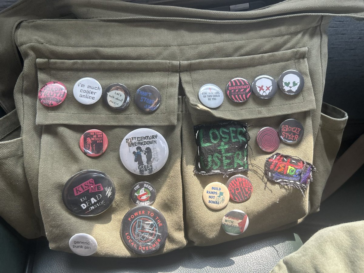 zeron0tdivine's tweet photo. i was a backpack pin warrior too and the only reason i never liked these kinds of bags was everytthing is so bunched together https://t.co/8XmeM0OQYG