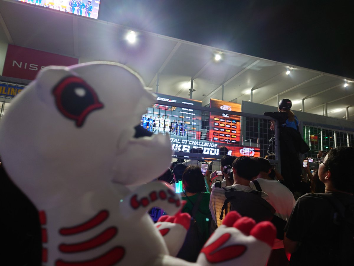 yoshiminezeku's tweet photo. AOレーシングおめでとう🎉表彰式だ、gaaaoooo!とか遊んで、レキシー掲げて撮影してたら選手に表彰台から指指してもらえた!!!いい記念になりました。元々その気だけど、この子大事にします！#Aoracing #鈴鹿1000km https://t.co/iNjEzOaFm5