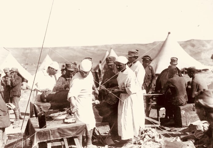 HarpCografyasi's tweet photo. 13 Eylül 1921
105 sene önce bugün, emperyalist güçlerin maşa olarak Anadolu ateşine ittikleri Yunan ordusu mevcudunun 1/3'ünü bozkırın ortasında bırakarak Afyon-Eskişehir hattına çekilmeye başlamıştır.
Yunanlar burada da ancak 1 yıl daha tutunabilecektir.
13 Eylül 1922 günü ise canlarını kurtarmak için Sakarya'nın batısına geçmenin yetmediğini anladıkları gün olacaktır. 
Tarih sadece ondan ders almayanlar için tekerrür eder.
Sakarya Zaferi'nin 105. yıldönümü "Türk bitti demeden bitmez" diyen aziz milletimize kutlu olsun.🇹🇷
#SakaryaZaferi105Yaşında