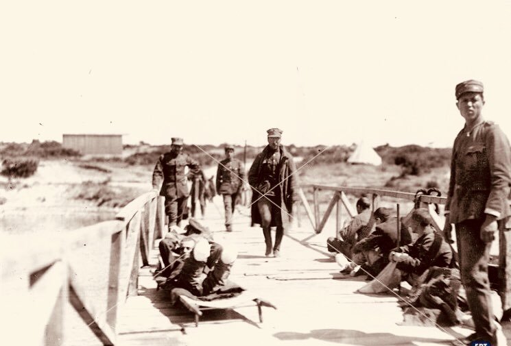 HarpCografyasi's tweet photo. 13 Eylül 1921
105 sene önce bugün, emperyalist güçlerin maşa olarak Anadolu ateşine ittikleri Yunan ordusu mevcudunun 1/3'ünü bozkırın ortasında bırakarak Afyon-Eskişehir hattına çekilmeye başlamıştır.
Yunanlar burada da ancak 1 yıl daha tutunabilecektir.
13 Eylül 1922 günü ise canlarını kurtarmak için Sakarya'nın batısına geçmenin yetmediğini anladıkları gün olacaktır. 
Tarih sadece ondan ders almayanlar için tekerrür eder.
Sakarya Zaferi'nin 105. yıldönümü "Türk bitti demeden bitmez" diyen aziz milletimize kutlu olsun.🇹🇷
#SakaryaZaferi105Yaşında
