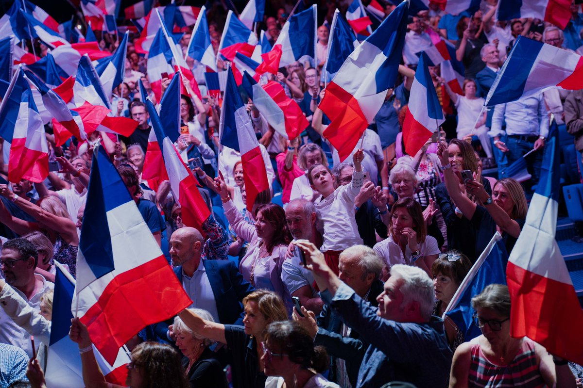 ZemmourEric's tweet photo. L’année qui vient sera la nôtre ! L’avenir est à nous !

👉 https://t.co/TrDPpf1UfI https://t.co/dWYv7XTVhs