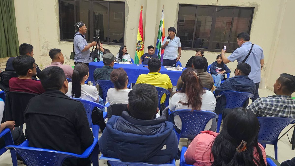 LeonardoLoza18's tweet photo. Acompañamos a nuestro hermano Evo Morales en su reunión con jóvenes de los departamentos de Santa Cruz, Cochabamba, La Paz y Oruro.
​Jóvenes comprometidos con las causas justas, quienes nos trajeron propuestas para salvar a nuestro país de los vendepatrias. https://t.co/N29ZPeKL4t
